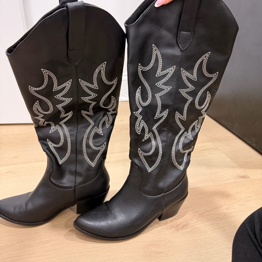 Source Unknown Black Embroidered Heeled Boots
